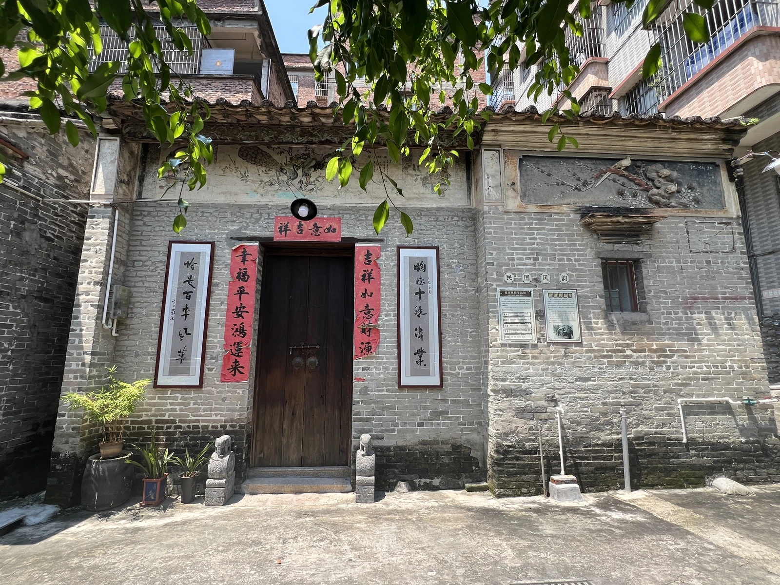 青砖老宅的门楼与入口